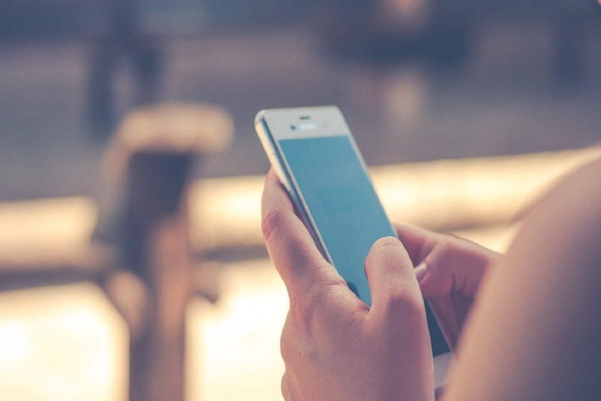 नवीन फोन खरेदी केल्यानंतर लगेचच त्याला स्क्रिनगार्ड लावणं गरजेचं आहे. अनेकदा नवे फोन स्पिपरी असतात. त्यामुळे फोन हातातून पडला तर स्क्रिन डॅमेज होऊ शकते. त्यामुळे फोनच्या सुरक्षिततेसाठी स्क्रिनगार्ड लगेच लावणं महत्त्वाचं आहे.