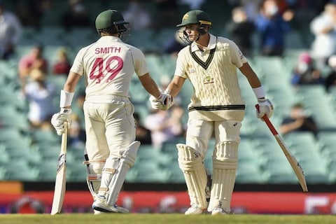 स्टीव्ह स्मिथ आणि मार्नस लाबुशेन यांनी पुन्हा एकदा ऑस्ट्रेलियाला (India vs Australia) सावरलं आहे. भारताविरुद्धच्या तिसऱ्या टेस्टच्या दुसऱ्या इनिंगमध्ये दोन्ही ओपनर लवकर आऊट झाल्यानंतर स्मिथ (Steve Smith) आणि लाबुशेन (Marnus Labuschagne) यांनी नाबाद 68 रनची महत्त्वाची पार्टनरशीप केली