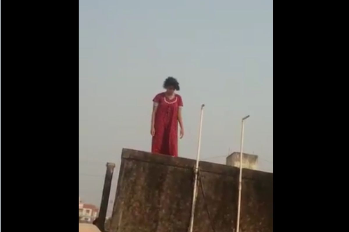 आत्महत्येचा प्रयत्न करणाऱ्या तरुणीसाठी पोलीस ठरले देवदूत; LIVE VIDEO मधून पाहा कसा वाचला जीव