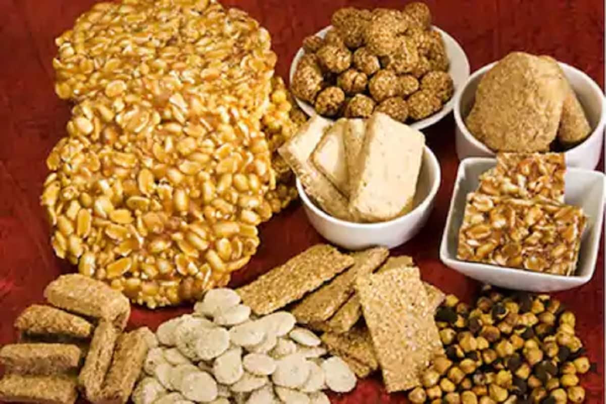 देशभर मकर संक्रांतीचा (Makar Sankranti) उत्साह आहे. विविध प्रदेशात वेगवेगळ्या नावाने हा सण साजरा केला जातो. दिवशी तिळगूळ आणि खिचडी खाल्ली जाते. बिहारमध्ये दही, चिवडा आणि गूळ एकत्र करून दही चुरा गूळ (Dahi Chura Gur) हा पदार्थ तयार केला जातो. या दिवशी या पदार्थाना इतकं महत्त्व का आहे याची तुम्हाला माहिती आहे का? देशभर मकर संक्रांतीचा (Makar Sankranti) उत्साह आहे. विविध प्रदेशात वेगवेगळ्या नावाने हा सण साजरा केला जातो. दिवशी तिळगूळ आणि खिचडी खाल्ली जाते. बिहारमध्ये दही, चिवडा आणि गूळ एकत्र करून दही चुरा गूळ (Dahi Chura Gur) हा पदार्थ तयार केला जातो. या दिवशी या पदार्थाना इतकं महत्त्व का आहे याची तुम्हाला माहिती आहे का?
