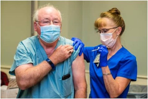 जगातील अनेक देशांमध्यो कोरोना व्हायरसमुळे (Coronavirus) मृत्यू पावणाऱ्या व्यक्तींची संख्या कमी होत आहे. त्याचवेळी अमेरिकेत (United States)  मात्र याचा धोका कमी झालेला नाही. 