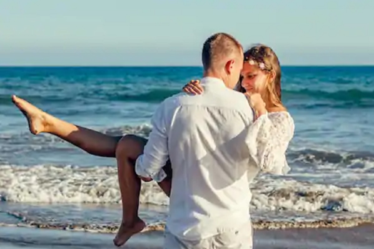 Valentine Day 2021: कोरोना काळात असा साजरा करा व्हॅलेंटाईन डे; काय गिफ्ट्स द्याल