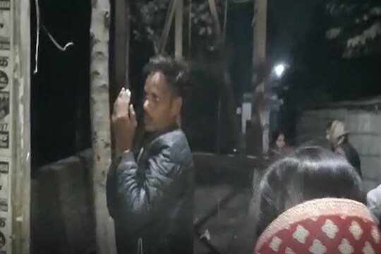 छेड काढणाऱ्या रोमिओला चपलांनी बदडलं, तरुणीनं केलेल्या धुलाईचा पाहा VIDEO