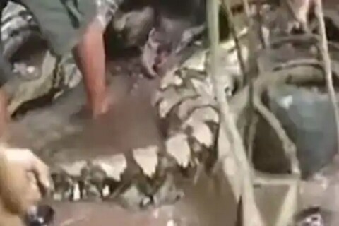 मासेमारी करण्यासाठी आलेल्या एका तरुणावर अजगरानं हल्ला केला आहे.