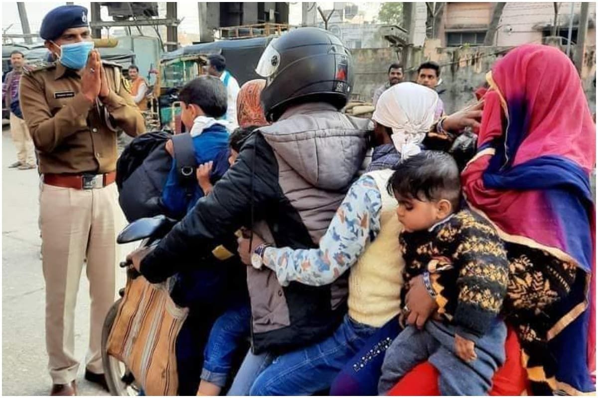 अवघड आहे! दुचाकी आहे की 7 सीटर? पोलिसाने भररस्त्यात हातच जोडले; VIRAL PHOTO