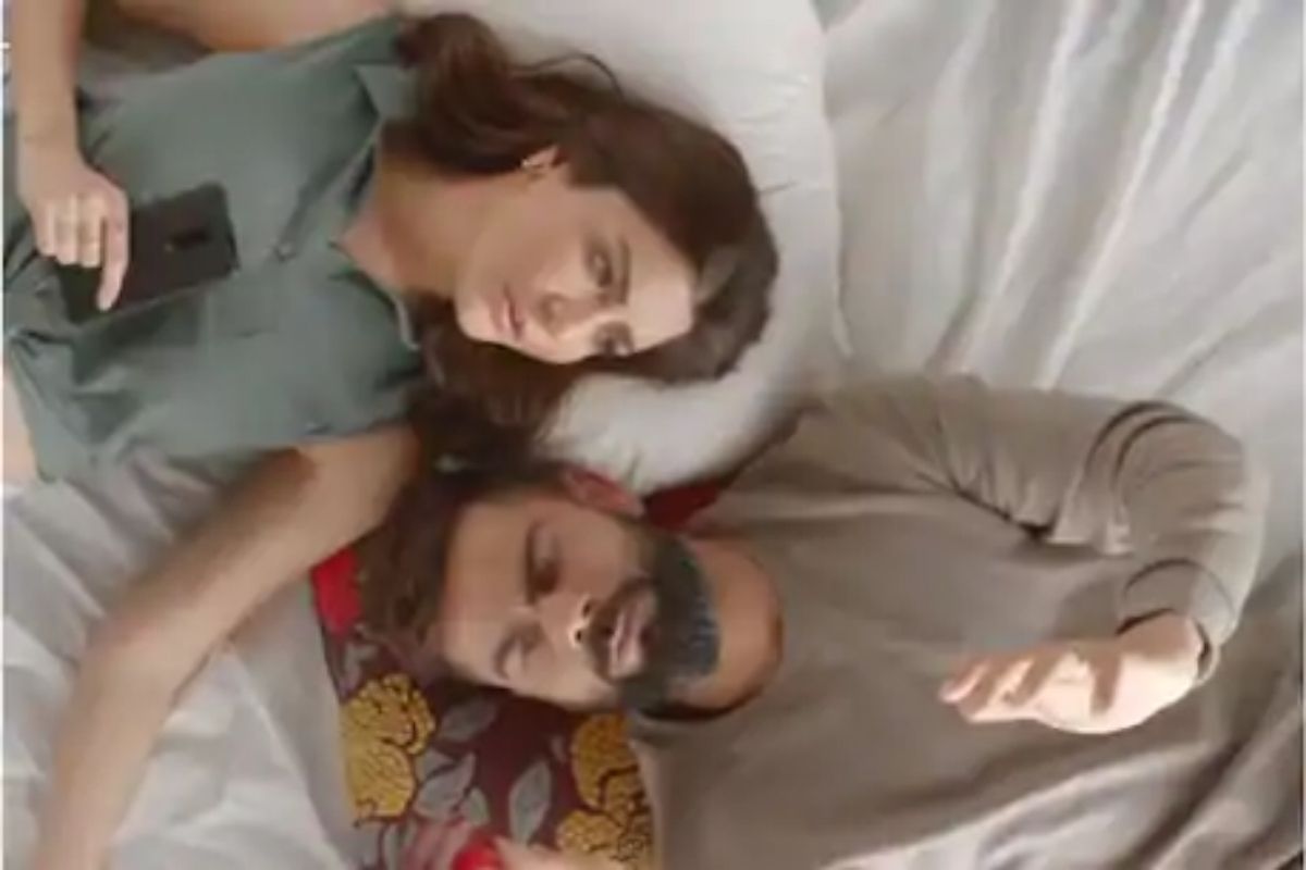 Virat Anushka ट्रिपला जाण्याचा प्लॅन करतानाचा VIDEO व्हायरल; TV जाहिरातीत दिसले एकत्र