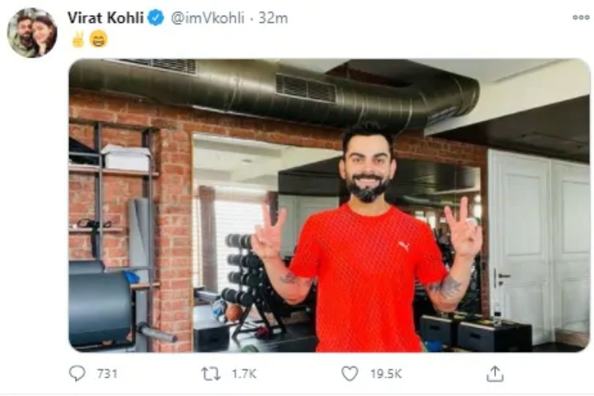 त्यानंतर चाहत्यांनी आपल्या कल्पनेचे घोडे दौडायला सुरुवात केली आहे. खरं तर कोहलीनं व्हिक्ट्री साइन दर्शवणारा जिममधला आपला फोटो शेअर केला होता, त्यावर त्यानं कॅप्शनमध्ये व्हिक्ट्री चिन्हासह हासणारा इमोजी शेअर केला होता. त्यानंतर चाहत्यांनी आपल्या कल्पनेचे घोडे दौडायला सुरुवात केली आहे. खरं तर कोहलीनं व्हिक्ट्री साइन दर्शवणारा जिममधला आपला फोटो शेअर केला होता, त्यावर त्यानं कॅप्शनमध्ये व्हिक्ट्री चिन्हासह हासणारा इमोजी शेअर केला होता.