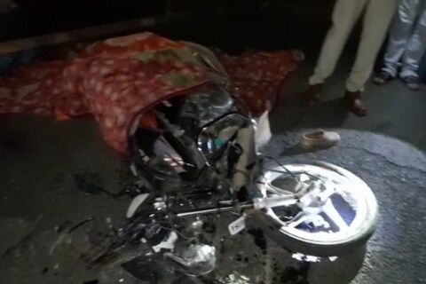 अपघातानंतर कंटेनर चालक फरार झाला असून कंटेनर महामार्गावर आडवा झाल्यानं दोन्ही बाजूकडून वाहनांच्या लांबच लांब रांगा लागल्या.