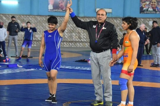 सोनमने ऑलिम्पिक विजेत्या साक्षी मलिकला तिसऱ्यांदा हरवलं; लकवा असलेल्या हातानेच खेचून आणलं यश