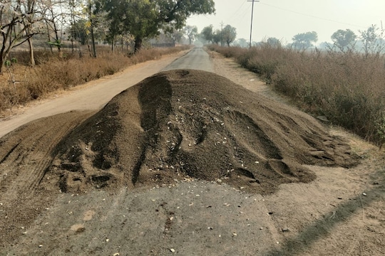 नायब तहसीलदार आणि तलाठ्यावर वाळू माफियाचा चाकू हल्ला, यवतमाळमधील घटना