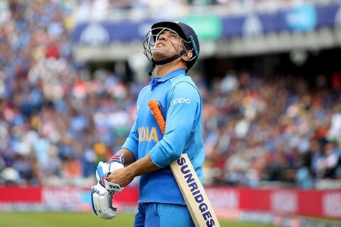 टीम इंडियाचा माजी कर्णधार एमएस धोनी (MS Dhoni) ने मागच्या वर्षी 15 ऑगस्टला आंतरराष्ट्रीय क्रिकेटमधून निवृत्ती घेतली. निवृत्ती घेण्याआधी धोनी 2020 सालचा टी-20 वर्ल्ड कप (ICC T-20 World Cup) खेळेल, अशी शक्यता वर्तवण्यात येत होती