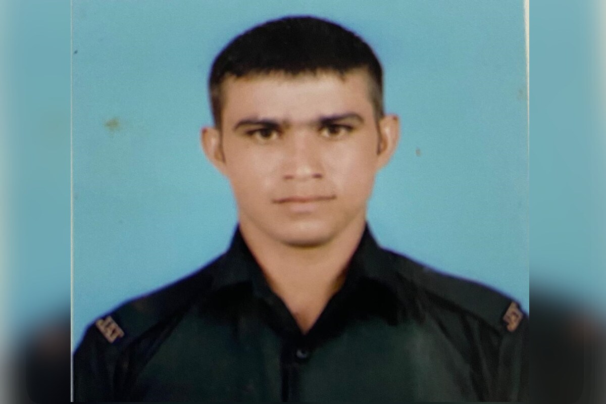 लक्ष्मण अवघे 21 वर्षांचे होते. बुधवारी ते देशासाठी शहीद झाले. लक्ष्मण शहीद झाल्याचं कळताच गावात शोककळा पसरली आहे. लक्ष्मण अवघे 21 वर्षांचे होते. बुधवारी ते देशासाठी शहीद झाले. लक्ष्मण शहीद झाल्याचं कळताच गावात शोककळा पसरली आहे.