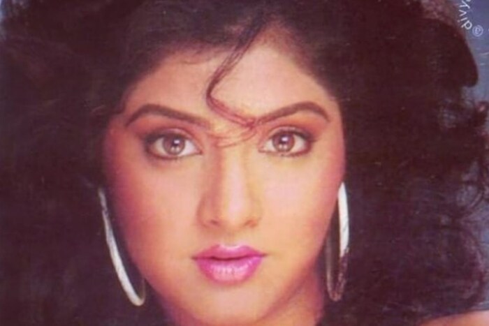 1993 मध्ये दिव्या भारती (Divya Bharti) यांचं अचानक निधन झाल्यानं बॉलिवूड हादरलं होतं. त्या केवळ 19 वर्षांच्या होत्या. त्यांचा शेवटचा सिनेमा शतरंज त्याच वर्षी प्रदर्शित झाला आणि प्रचंड गाजला.