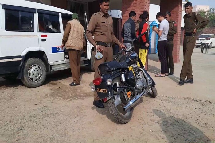 बुलेट बाइकने फटाके फोडणं एका युवकाला चांगलंच महागात पडलं आहे. हा युवक मुलींच्या महाविद्यालयासमोर बुलेटचे फटाके फोडत होता. हा प्रकार पाठीमागून येणाऱ्या पोलिसांना पाहिला, आणि संबंधित तरुणाला चांगलीच अद्दल घडवली आहे. त्याला त्वरित पकडून पोलीस ठाण्यात नेलं आहे. 