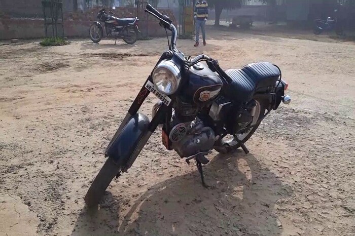 या प्रकरणी माहिती देताना गोहाना सिटी पोलीस स्टेशनचे प्रभारी सवित कुमार यांनी सांगितलं की, संबंधित तरुण मुलींच्या महाविद्यालयासमोर बुलेट बाईकचे फटाके वाजवत होता, ज्याला आम्ही पकडलं आहे. पोलिसांच्या चौकशीत संबंधित तरुणाकडे कोणतीही कागदपत्रे सापडली नाहीत. त्यामुळे दुचाकीस्वराला 56,000 रुपयांचा दंड आकारण्यात आला आहे.