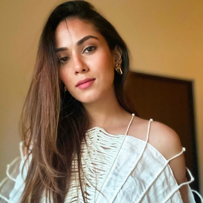 पांढऱ्या रंगाच्या या मॅश ड्रेसमध्ये मीरा खूपच सुंदर दिसत आहे. (Image: Instagram)