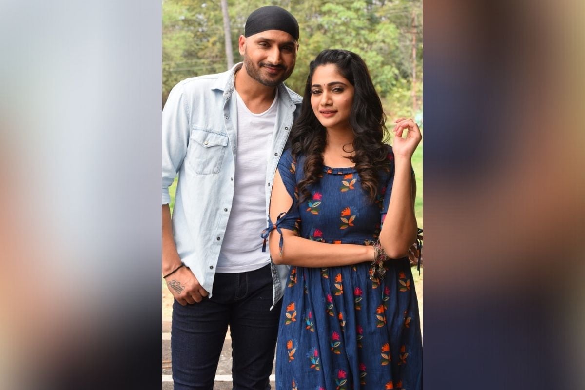 अभिनेत्री लोसलिया मारियानेसन (Losliya Mariyanesan) सोबत हरभजन सिंग पहिल्या सिनेमातून चित्रपटसृष्टीत पदार्पण करणार आहे. अभिनेत्री लोसलिया मारियानेसन (Losliya Mariyanesan) सोबत हरभजन सिंग पहिल्या सिनेमातून चित्रपटसृष्टीत पदार्पण करणार आहे.