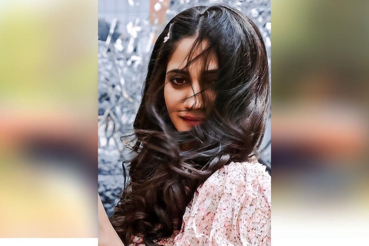 Losliya Mariyanesan मुळची श्रीलंकेतील आहे. तिचा जन्म आणि बालपणही याच देशात गेलं. याच देशाची नागरिकता तिच्याकडे आहे. तिचे वडील कॅनडामध्ये राहतात. Losliya Mariyanesan मुळची श्रीलंकेतील आहे. तिचा जन्म आणि बालपणही याच देशात गेलं. याच देशाची नागरिकता तिच्याकडे आहे. तिचे वडील कॅनडामध्ये राहतात.