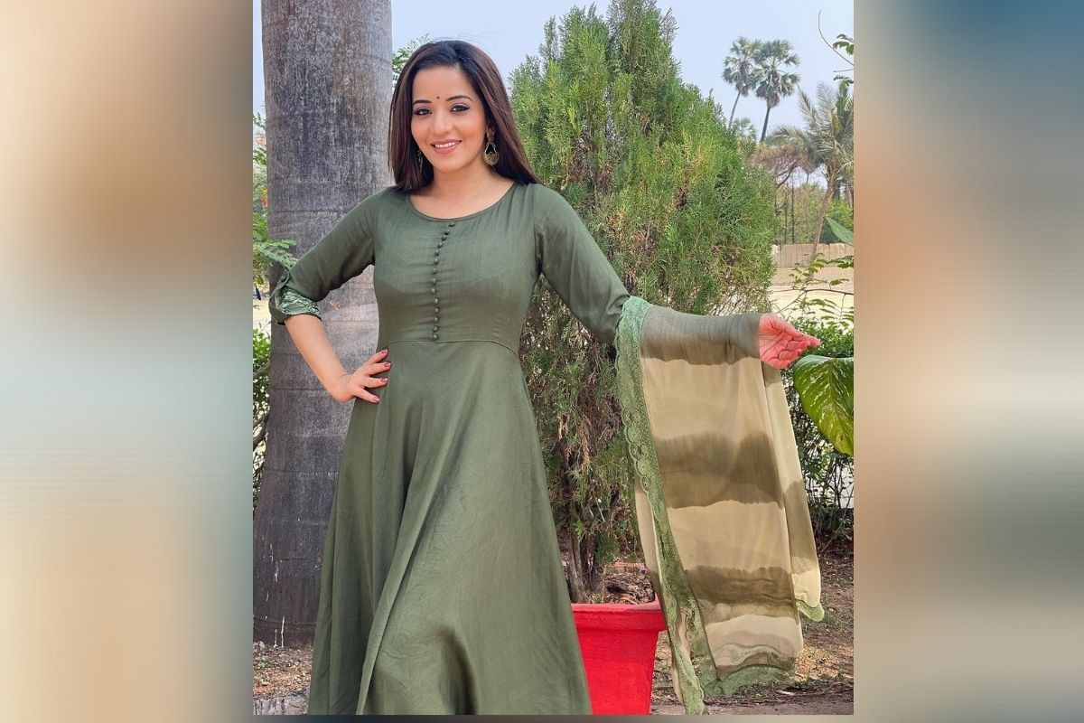 मालिकेमधील एका दिवसाच्या शूटसाठी ती तब्बल 50 हजार रुपयांपर्यंत रक्कम आकारते आणि एका भोजपुरी चित्रपटासाठी 5 ते 7 लाख रुपये घेते.(Photo-Instagram/ Monalisa) मालिकेमधील एका दिवसाच्या शूटसाठी ती तब्बल 50 हजार रुपयांपर्यंत रक्कम आकारते आणि एका भोजपुरी चित्रपटासाठी 5 ते 7 लाख रुपये घेते.(Photo-Instagram/ Monalisa)