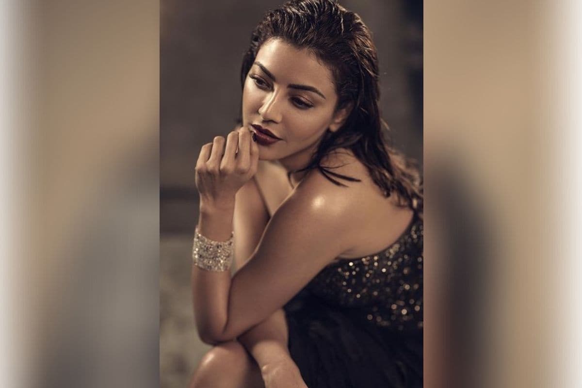 काजल अग्रवालने अलिकडेच ब्लॅक कलरचे कपडे परिधान करून फोटोशूट केलं आहे. तिने हे फोटो तिच्या इन्स्टाग्राम अकाऊंटवरून शेअर केले आहेत. 'जर यापेक्षा गडद रंगाची निर्मिती झाली, तर मी गडद काळ्या रंगाचे कपडे घालणं सोडून देईल' असं तिने कॅप्शनमध्ये लिहिलं आहे. (Photo- Instagram/ Kajal Aggarwal) काजल अग्रवालने अलिकडेच ब्लॅक कलरचे कपडे परिधान करून फोटोशूट केलं आहे. तिने हे फोटो तिच्या इन्स्टाग्राम अकाऊंटवरून शेअर केले आहेत. 'जर यापेक्षा गडद रंगाची निर्मिती झाली, तर मी गडद काळ्या रंगाचे कपडे घालणं सोडून देईल' असं तिने कॅप्शनमध्ये लिहिलं आहे. (Photo- Instagram/ Kajal Aggarwal)