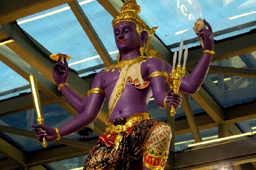 थायलंड हा आता बौद्ध देश आहे, पण त्यापूर्वी इथं हिंदू धर्म होता. आजही इथं सर्व प्रथा हिंदू परंपरेनुसार केल्या जातात. इथं संस्कृत बोलली जाते. थायलंडचे माजी राजा भूमीबोल यांनी या विमानतळाचे नाव स्वर्णभूमी असं ठेवलं आणि भगवान विष्णूला ते समर्पित केलं. म्हणूनच विमानतळाच्या प्रत्येक भागात भगवान विष्णूची झलक पहायला मिळते. थायलंड हा आता बौद्ध देश आहे, पण त्यापूर्वी इथं हिंदू धर्म होता. आजही इथं सर्व प्रथा हिंदू परंपरेनुसार केल्या जातात. इथं संस्कृत बोलली जाते. थायलंडचे माजी राजा भूमीबोल यांनी या विमानतळाचे नाव स्वर्णभूमी असं ठेवलं आणि भगवान विष्णूला ते समर्पित केलं. म्हणूनच विमानतळाच्या प्रत्येक भागात भगवान विष्णूची झलक पहायला मिळते.