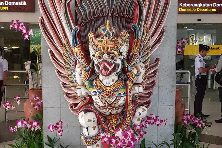 याच विमानतळावर भगवान विष्णुच्या वाहनाची अर्थात गरुडाची एक मूर्तीसुद्धा आहे. विमानतळावर भारतीय आणि बुद्ध संस्कृतीची झलक सुद्धा पहायला मिळते. याच विमानतळावर भगवान विष्णुच्या वाहनाची अर्थात गरुडाची एक मूर्तीसुद्धा आहे. विमानतळावर भारतीय आणि बुद्ध संस्कृतीची झलक सुद्धा पहायला मिळते.