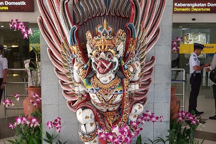 याच विमानतळावर भगवान विष्णुच्या वाहनाची अर्थात गरुडाची एक मूर्तीसुद्धा आहे. विमानतळावर भारतीय आणि बुद्ध संस्कृतीची झलक सुद्धा पहायला मिळते.
