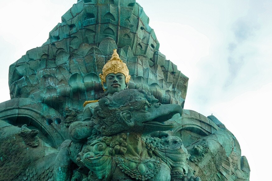 याचप्रमाणे इंडोनेशियाची राजधानी बालीच्या विमानतळावरून बाहेर पडताच समोर एका इमारतीवर गरुडावर स्वार भगवान विष्णुंची एक मोठी मूर्ती दिसून येते. एकेकाळी मलेशिया, इंडोनेशिया, मालदीव, कंबोडिया आणि थायलंडमध्ये हिंदू धर्म आणि संस्कृती होती पण नंतर बौद्ध किंवा मुस्लिम धर्माने त्याची जागा घेतली. परंतु असं असलं तरी या सगळ्या देशात अजूनही हिंदू मंदिरं आणि संस्कृती दिसून येते. याचप्रमाणे इंडोनेशियाची राजधानी बालीच्या विमानतळावरून बाहेर पडताच समोर एका इमारतीवर गरुडावर स्वार भगवान विष्णुंची एक मोठी मूर्ती दिसून येते. एकेकाळी मलेशिया, इंडोनेशिया, मालदीव, कंबोडिया आणि थायलंडमध्ये हिंदू धर्म आणि संस्कृती होती पण नंतर बौद्ध किंवा मुस्लिम धर्माने त्याची जागा घेतली. परंतु असं असलं तरी या सगळ्या देशात अजूनही हिंदू मंदिरं आणि संस्कृती दिसून येते.