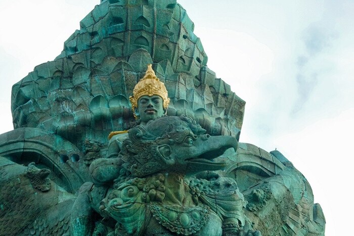 याचप्रमाणे इंडोनेशियाची राजधानी बालीच्या विमानतळावरून बाहेर पडताच समोर एका इमारतीवर गरुडावर स्वार भगवान विष्णुंची एक मोठी मूर्ती दिसून येते. एकेकाळी मलेशिया, इंडोनेशिया, मालदीव, कंबोडिया आणि थायलंडमध्ये हिंदू धर्म आणि संस्कृती होती पण नंतर बौद्ध किंवा मुस्लिम धर्माने त्याची जागा घेतली. परंतु असं असलं तरी या सगळ्या देशात अजूनही हिंदू मंदिरं आणि संस्कृती दिसून येते.