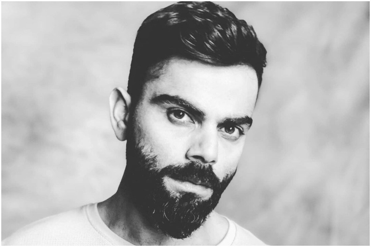 1) भारतीय क्रिकेट संघाचा कर्णधार विराट कोहली (Virat Kohli) मैदानावरील आक्रमक वृत्तीमुळे अनेकदा अहंकारी मनुष्य म्हणून ओळखला जातो. मात्र, माजी भारतीय क्रिकेटपटू आणि राष्ट्रीय निवडकर्ता सरनदीप सिंग यांनी विराट कोहली आणि त्याची पत्नी अनुष्का शर्मा यांच्या वागण्याविषयी काही खुलासे केले आहेत. सरनदीप सिंग म्हणाले, की या कपलच्या मुंबईतील घरात एकही नोकर नाही. 1) भारतीय क्रिकेट संघाचा कर्णधार विराट कोहली (Virat Kohli) मैदानावरील आक्रमक वृत्तीमुळे अनेकदा अहंकारी मनुष्य म्हणून ओळखला जातो. मात्र, माजी भारतीय क्रिकेटपटू आणि राष्ट्रीय निवडकर्ता सरनदीप सिंग यांनी विराट कोहली आणि त्याची पत्नी अनुष्का शर्मा यांच्या वागण्याविषयी काही खुलासे केले आहेत. सरनदीप सिंग म्हणाले, की या कपलच्या मुंबईतील घरात एकही नोकर नाही.