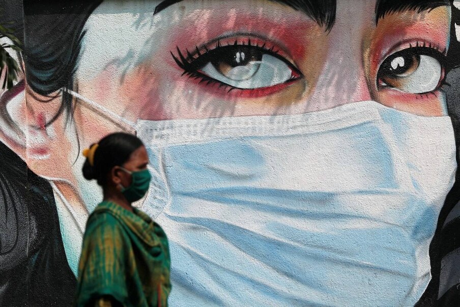 कोरोनाचे रुग्ण पुन्हा वाढू लागले आहेत. त्यातच Coronavirus च्या नव्या स्ट्रेनचा धोका आहे. घरातून बाहेर पडताना मास्क घातलाच पाहिजे. पण तो कसा? यावर सेंटर ऑफ डिसीझ अँड प्रिव्हेन्शन (CDS) च्या तज्ज्ञांनी उपयुक्त माहिती दिली आहे..