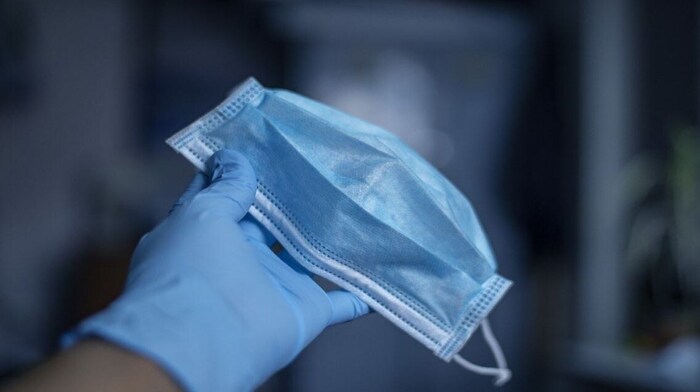 - CDC च्या नुसार, मास्क बनवण्यासाठी नेहमीच कपड्यांच्या घड्यांनी बनलेला लेअर्ड क्लॉथ मास्कच घाला. लक्षात ठेवा, मास्कचं मटेरियल चांगलं असलं पाहिजे.