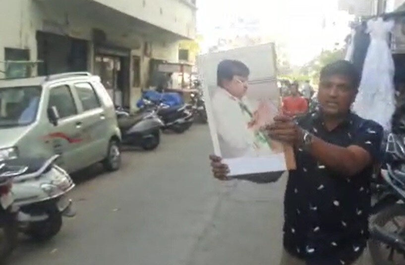 सूरतमध्ये आपनं मिळवलेल्या या विजयामुळे दिल्लीचे मुख्यमंत्री अरविंद केजरीवाल यांचा उत्साहही वाढला आहे. केजरीवाल 26 तारखेला सकाळी सुरतमध्ये रोड शो करणार आहेत. या निवडणुकीत भाजपनं 93 जागांवर विजय मिळवला आहे. तर, आपनं 27 जागांवर विजय मिळवला आहे. सूरतमध्ये आपनं मिळवलेल्या या विजयामुळे दिल्लीचे मुख्यमंत्री अरविंद केजरीवाल यांचा उत्साहही वाढला आहे. केजरीवाल 26 तारखेला सकाळी सुरतमध्ये रोड शो करणार आहेत. या निवडणुकीत भाजपनं 93 जागांवर विजय मिळवला आहे. तर, आपनं 27 जागांवर विजय मिळवला आहे.