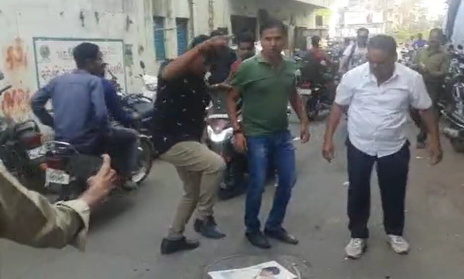 2015च्या निवडणुकांमध्ये अहमदाबाद, राजकोट, जामनगर, भावनगर, वडोदरा आणि सूरत या सर्व महानगरपालिकांमध्ये भाजपचं सरकार आलं. या निवडणुकांमध्ये दोन जागा बिनविरोध होत्या. यात वडोदरा आणि सूरतमधील एका एका जागेचा समावेश आहे. 2015च्या निवडणुकांमध्ये अहमदाबाद, राजकोट, जामनगर, भावनगर, वडोदरा आणि सूरत या सर्व महानगरपालिकांमध्ये भाजपचं सरकार आलं. या निवडणुकांमध्ये दोन जागा बिनविरोध होत्या. यात वडोदरा आणि सूरतमधील एका एका जागेचा समावेश आहे.