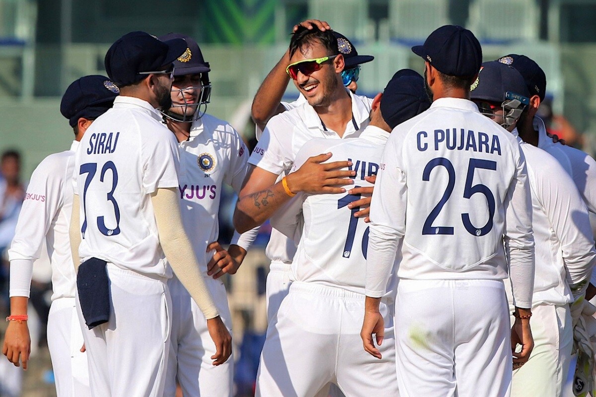 भारताचा डावखुरा स्पिनर अक्षर पटेल (Axar Patel) याने टेस्ट क्रिकेटमध्ये दमदार पाऊल टाकलं आहे. करियरच्या दुसऱ्याच टेस्टमध्ये अक्षर पटेल जगातला सगळ्यात घातक बॉलर झाला आहे. अहमदाबादमध्ये 11 विकेट घेत अक्षरने अनेक रेकॉर्ड स्वत:च्या नावावर केली आहेत. (PTI) भारताचा डावखुरा स्पिनर अक्षर पटेल (Axar Patel) याने टेस्ट क्रिकेटमध्ये दमदार पाऊल टाकलं आहे. करियरच्या दुसऱ्याच टेस्टमध्ये अक्षर पटेल जगातला सगळ्यात घातक बॉलर झाला आहे. अहमदाबादमध्ये 11 विकेट घेत अक्षरने अनेक रेकॉर्ड स्वत:च्या नावावर केली आहेत. (PTI)