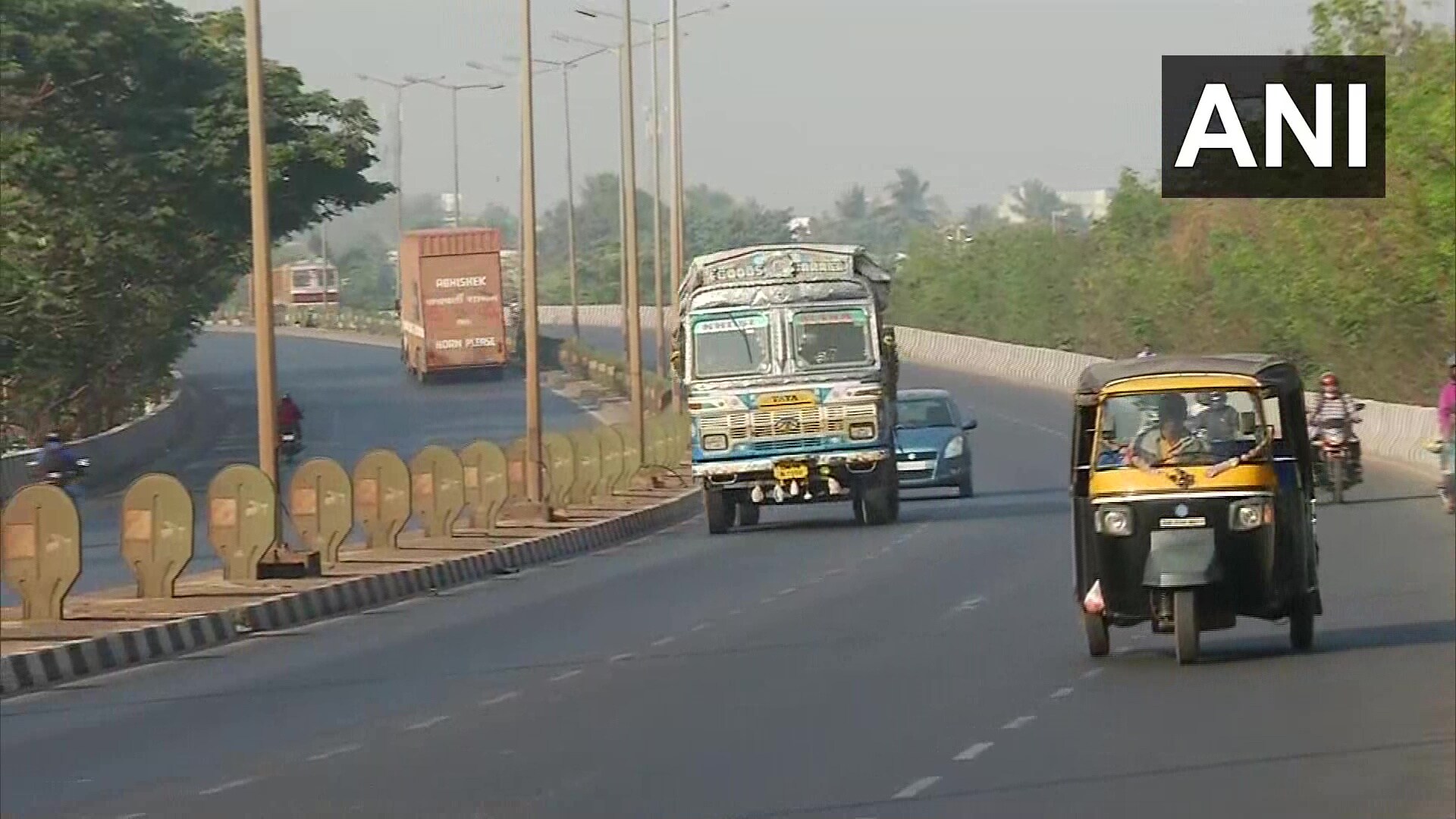 परिवहन क्षेत्राव्यतिरिक्त व्यापारी संघटनांनी सुद्धा मोठया संख्येने भारत बंदला आपला पाठिंबा दर्शवला आहे. यामध्ये ऑल इंडिया एफएमसीजी डिस्ट्रिब्यूटर्स फेडरेशन, फेडरेशन ऑफ अल्युमिनियम भांडी उत्पादक आणि व्यापारी संघटना, उत्तर भारत स्पाइस ट्रेडर्स असोसिएशन, अखिल भारतीय महिला उद्योजक संघटना, ऑल इंडिया संगणक डीलर्स असोसिएशन, ऑल इंडिया कॉस्मेटिक मॅन्युफॅक्चरर्स असोसिएशनचा यांनी सहभाग घेतला आहे. (Pic- ANI) परिवहन क्षेत्राव्यतिरिक्त व्यापारी संघटनांनी सुद्धा मोठया संख्येने भारत बंदला आपला पाठिंबा दर्शवला आहे. यामध्ये ऑल इंडिया एफएमसीजी डिस्ट्रिब्यूटर्स फेडरेशन, फेडरेशन ऑफ अल्युमिनियम भांडी उत्पादक आणि व्यापारी संघटना, उत्तर भारत स्पाइस ट्रेडर्स असोसिएशन, अखिल भारतीय महिला उद्योजक संघटना, ऑल इंडिया संगणक डीलर्स असोसिएशन, ऑल इंडिया कॉस्मेटिक मॅन्युफॅक्चरर्स असोसिएशनचा यांनी सहभाग घेतला आहे. (Pic- ANI)