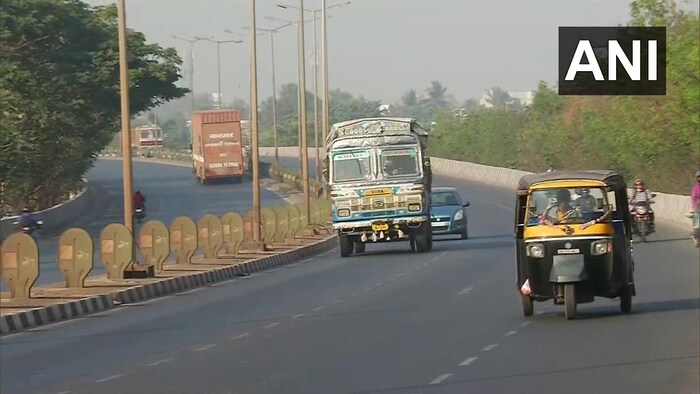 परिवहन क्षेत्राव्यतिरिक्त व्यापारी संघटनांनी सुद्धा मोठया संख्येने भारत बंदला आपला पाठिंबा दर्शवला आहे. यामध्ये ऑल इंडिया एफएमसीजी डिस्ट्रिब्यूटर्स फेडरेशन, फेडरेशन ऑफ अल्युमिनियम भांडी उत्पादक आणि व्यापारी संघटना, उत्तर भारत स्पाइस ट्रेडर्स असोसिएशन, अखिल भारतीय महिला उद्योजक संघटना, ऑल इंडिया संगणक डीलर्स असोसिएशन, ऑल इंडिया कॉस्मेटिक मॅन्युफॅक्चरर्स असोसिएशनचा यांनी सहभाग घेतला आहे. (Pic- ANI)