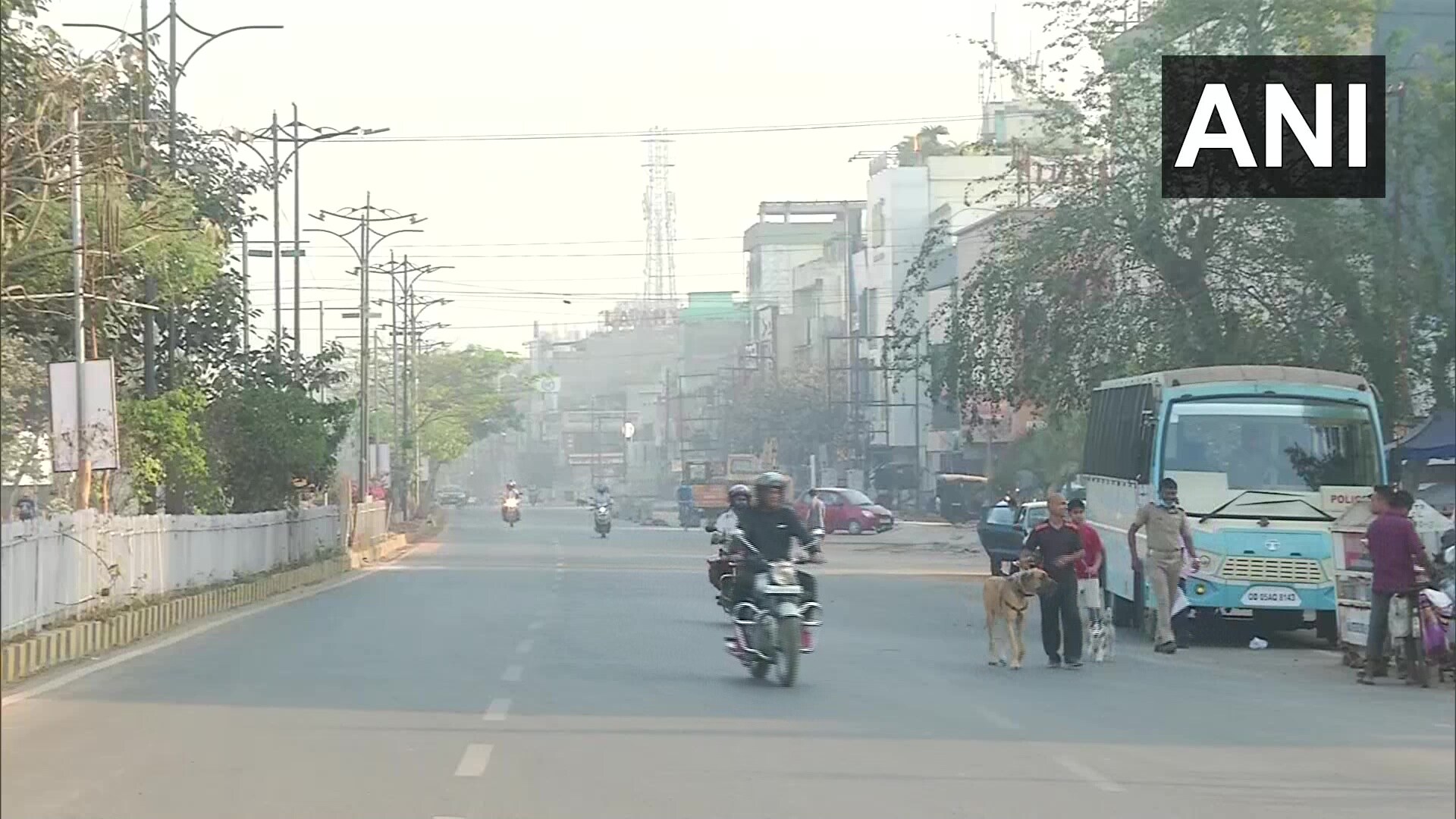 कॉन्फेडरेशन ऑफ ऑल इंडिया ट्रेडर्स (कॅट) ने देशव्यापी बंदची हाक दिली आहे. कॅटचा दावा आहे की 40,000 हून अधिक व्यावसायिक संस्थांचे आठ कोटी व्यापारी भारत बंद मध्ये सहभागी होतील. त्याचवेळी काही इतर व्यापारी संघटनांनी ते बंदला पाठिंबा देत नसल्याचं सांगितलं आहे. (Pic- ANI) कॉन्फेडरेशन ऑफ ऑल इंडिया ट्रेडर्स (कॅट) ने देशव्यापी बंदची हाक दिली आहे. कॅटचा दावा आहे की 40,000 हून अधिक व्यावसायिक संस्थांचे आठ कोटी व्यापारी भारत बंद मध्ये सहभागी होतील. त्याचवेळी काही इतर व्यापारी संघटनांनी ते बंदला पाठिंबा देत नसल्याचं सांगितलं आहे. (Pic- ANI)
