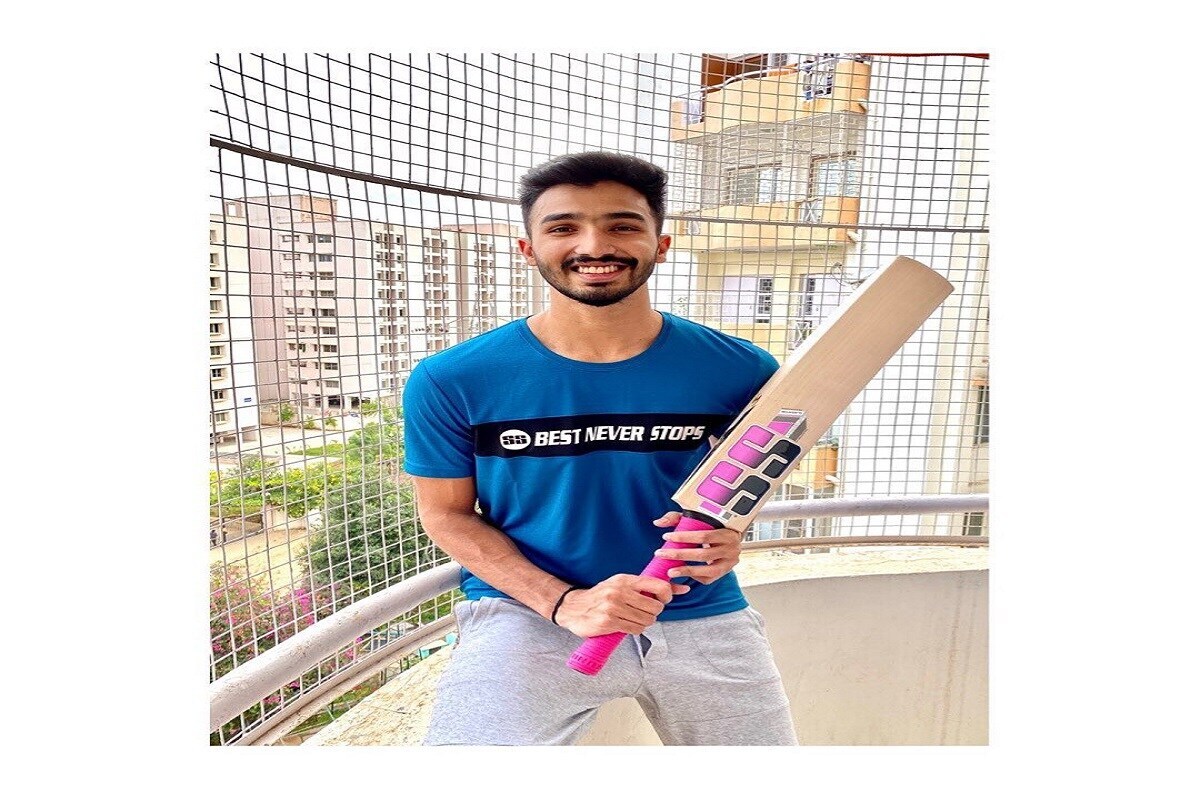 पडिक्कलनं या स्पर्धेत दोन शतकांसह दोन अर्धशतकही झळकावले आहेत. त्यानं 4 मॅचमध्ये 142.33 च्या सरासरीनं 427 रन केले आहेत. पडिक्कलला या सिझनमध्ये बंगळुरुनं रिटेन केलं आहे. त्याला मागच्या वर्षी फक्त 20 लाखांमध्ये करारबद्ध करण्यात आले होते. पडिक्कलनं या स्पर्धेत दोन शतकांसह दोन अर्धशतकही झळकावले आहेत. त्यानं 4 मॅचमध्ये 142.33 च्या सरासरीनं 427 रन केले आहेत. पडिक्कलला या सिझनमध्ये बंगळुरुनं रिटेन केलं आहे. त्याला मागच्या वर्षी फक्त 20 लाखांमध्ये करारबद्ध करण्यात आले होते.