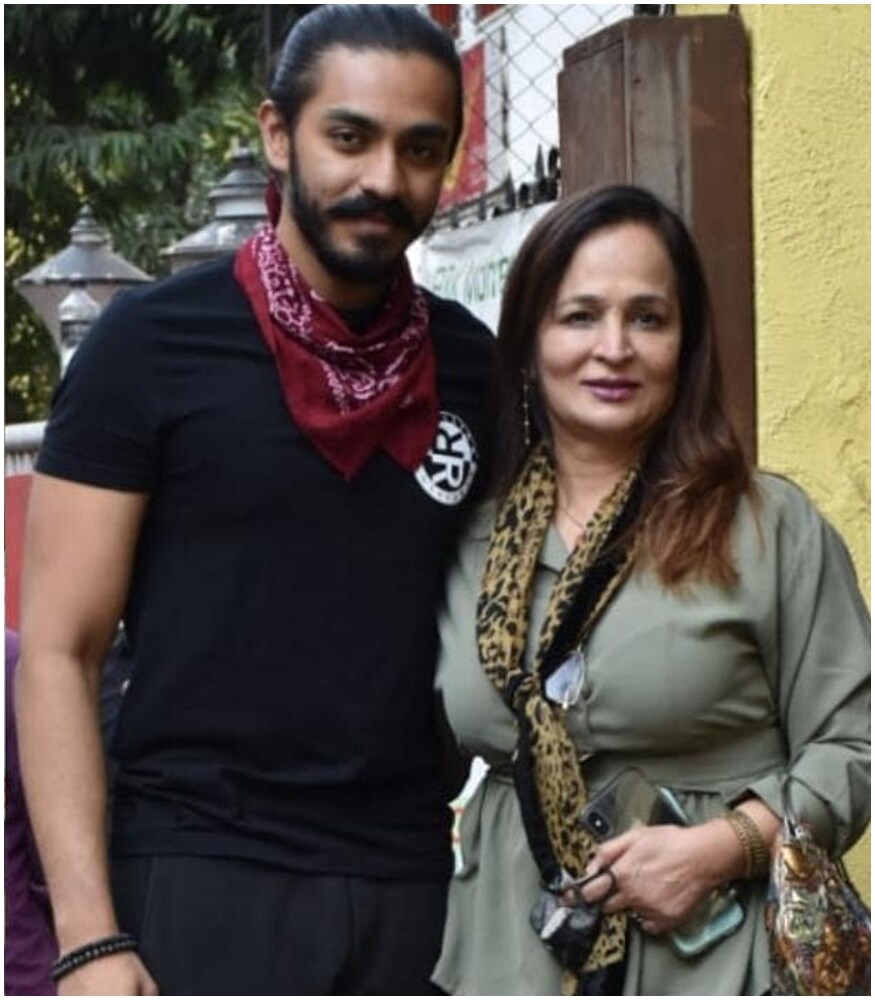 हा फोटो आहे शिवसेना प्रमुख बाळ ठाकरे यांचा नातू ऐश्वर्य ठाकरे याचा. आपली आई स्मिता ठाकरे यांच्यासोबत तो एका रेस्टॉरंटमध्ये अलायाला भेटायला आला होता. अलाया आणि ऐश्वर्य ठाकरे यांच्या अफेअरची चर्चा सध्या मीडियात सुरू आहे. हा फोटो आहे शिवसेना प्रमुख बाळ ठाकरे यांचा नातू ऐश्वर्य ठाकरे याचा. आपली आई स्मिता ठाकरे यांच्यासोबत तो एका रेस्टॉरंटमध्ये अलायाला भेटायला आला होता. अलाया आणि ऐश्वर्य ठाकरे यांच्या अफेअरची चर्चा सध्या मीडियात सुरू आहे.