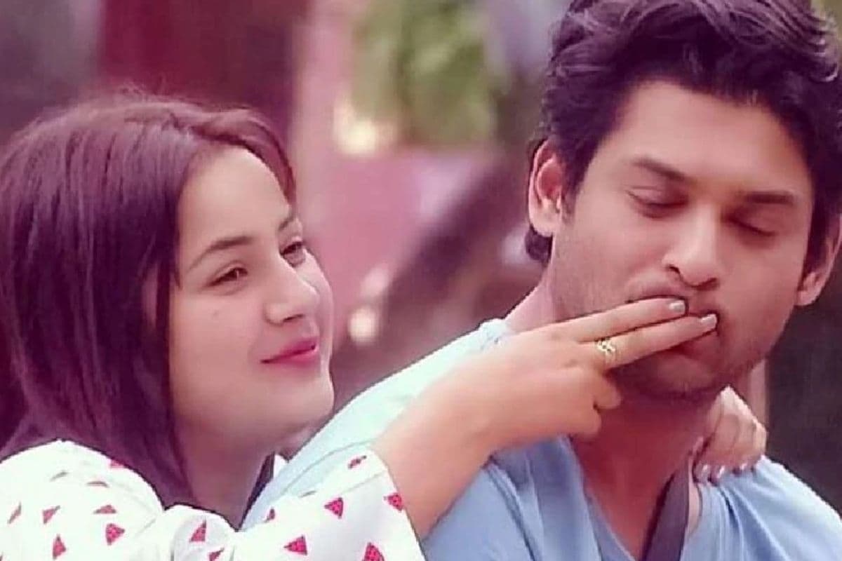 बिग बॉस 13 (Bigg Boss 13) चा विजेता सिद्धार्थ शुक्ला (Sidharth Shukla) आणि शहनाज गिल यांच्या जोडीला त्यांचे चाहते खूप पसंत करतात. शो संपल्यावरही त्या दोघांची सोशल मीडियावर खूप चर्चा होत असते. आजकाल त्या दोघांचे सोशल मीडियावर काही फोटो व्हायरल होत आहेत जे पाहून सिद्धार्थ शुक्ला-शहनाज गिल यांनी लग्न केल्याचं बोललं जात आहे. बिग बॉस 13 (Bigg Boss 13) चा विजेता सिद्धार्थ शुक्ला (Sidharth Shukla) आणि शहनाज गिल यांच्या जोडीला त्यांचे चाहते खूप पसंत करतात. शो संपल्यावरही त्या दोघांची सोशल मीडियावर खूप चर्चा होत असते. आजकाल त्या दोघांचे सोशल मीडियावर काही फोटो व्हायरल होत आहेत जे पाहून सिद्धार्थ शुक्ला-शहनाज गिल यांनी लग्न केल्याचं बोललं जात आहे.