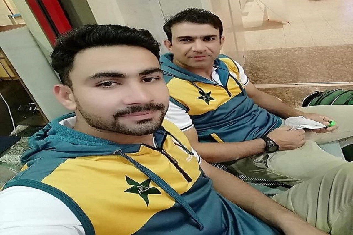 सध्या पाकिस्तानमध्ये पीएसएलचा (Pakistan Super League) सहावा हंगाम सुरू आहे. जगभरातील अनेक मोठे क्रिकेटपटू या लीगमध्ये खेळत आहेत. असं असलं तरी या लीगमध्ये अशा काही घटना घडत आहेत, ज्यामुळे चाहत्यांचं चांगलच मनोरंजन होतं आहे. शनिवारी पाकिस्तानी फलंदाज इफ्तिखार अहमदसोबतही काहीसा असाच किस्सा घडला आहे. (फोटो-इफ्तिखार अहमद इन्स्टाग्राम) सध्या पाकिस्तानमध्ये पीएसएलचा (Pakistan Super League) सहावा हंगाम सुरू आहे. जगभरातील अनेक मोठे क्रिकेटपटू या लीगमध्ये खेळत आहेत. असं असलं तरी या लीगमध्ये अशा काही घटना घडत आहेत, ज्यामुळे चाहत्यांचं चांगलच मनोरंजन होतं आहे. शनिवारी पाकिस्तानी फलंदाज इफ्तिखार अहमदसोबतही काहीसा असाच किस्सा घडला आहे. (फोटो-इफ्तिखार अहमद इन्स्टाग्राम)