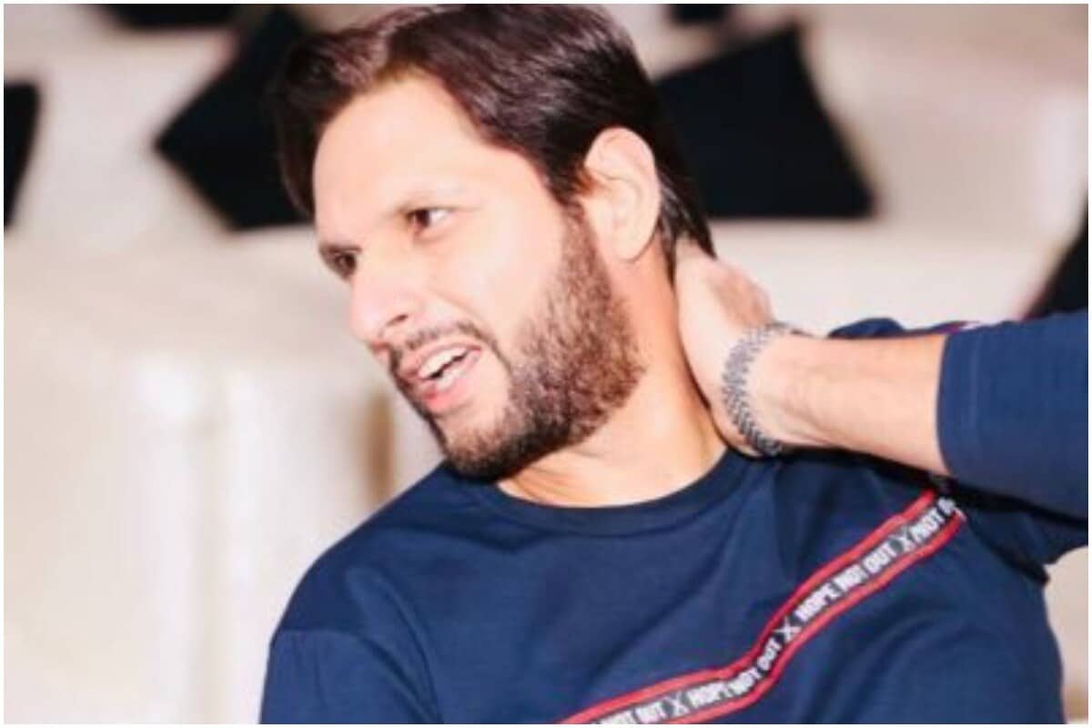 खरं तर, पाकिस्तानचे अनेक खेळाडू चुकीचं वय सांगण्यासाठी कुप्रसिद्ध आहेत. पाकिस्तानचा माजी अष्टपैलू शाहिद आफ्रिदीचंही असंच आहे. बरेच क्रिकेटपटू त्याच्याबद्दल सांगतात की, आफ्रिदीचं वय अजिबात वाढत नाही. आफ्रिदीनेही स्वतः कबूल केलं आहे, की तो आपल्या अधिकृत वयापेक्षा खूप मोठा आहे. (फोटो-शाहिद आफ्रिदी इन्स्टाग्राम) खरं तर, पाकिस्तानचे अनेक खेळाडू चुकीचं वय सांगण्यासाठी कुप्रसिद्ध आहेत. पाकिस्तानचा माजी अष्टपैलू शाहिद आफ्रिदीचंही असंच आहे. बरेच क्रिकेटपटू त्याच्याबद्दल सांगतात की, आफ्रिदीचं वय अजिबात वाढत नाही. आफ्रिदीनेही स्वतः कबूल केलं आहे, की तो आपल्या अधिकृत वयापेक्षा खूप मोठा आहे. (फोटो-शाहिद आफ्रिदी इन्स्टाग्राम)