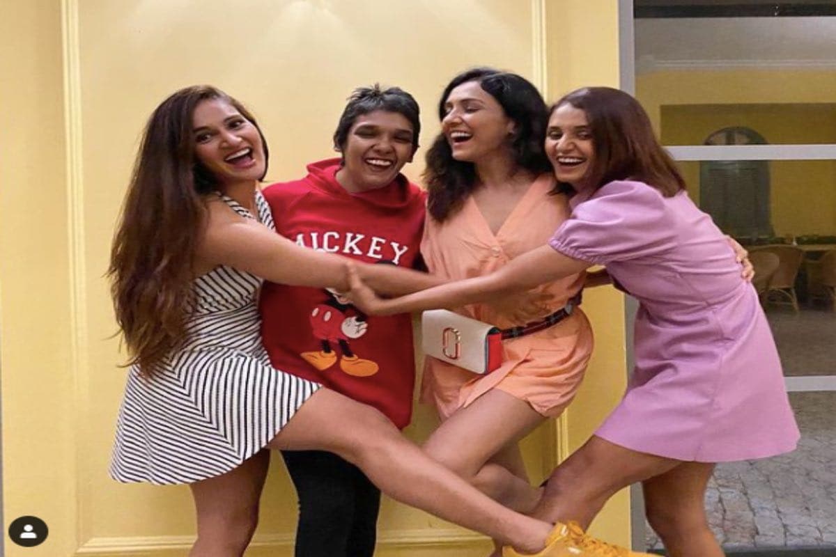 बॉलिवूडमध्ये 'मोहन सिस्टर्स' अतिशय प्रसिद्ध आहेत. शक्ती मोहन, मुक्ति मोहन आणि नीति मोहन इंडस्ट्रीमध्ये नेहमीच चर्चेत असतात. या बहिणींमध्ये शक्ति आणि मुक्ती या दोघी जुळ्या असल्याचंच वाटतं. (Instagram @NeetiMohan) बॉलिवूडमध्ये 'मोहन सिस्टर्स' अतिशय प्रसिद्ध आहेत. शक्ती मोहन, मुक्ति मोहन आणि नीति मोहन इंडस्ट्रीमध्ये नेहमीच चर्चेत असतात. या बहिणींमध्ये शक्ति आणि मुक्ती या दोघी जुळ्या असल्याचंच वाटतं. (Instagram @NeetiMohan)