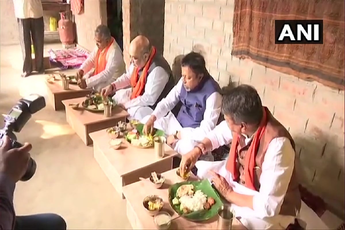 यावेळी अमित शहा यांच्यासोबत भाजपचे राष्ट्रीय पदाधिकारी तसंच पश्चिम बंगालचे कार्यकारी अधिकारीसुद्धा उपस्थित होते. ( Image - ANI ) यावेळी अमित शहा यांच्यासोबत भाजपचे राष्ट्रीय पदाधिकारी तसंच पश्चिम बंगालचे कार्यकारी अधिकारीसुद्धा उपस्थित होते. ( Image - ANI )