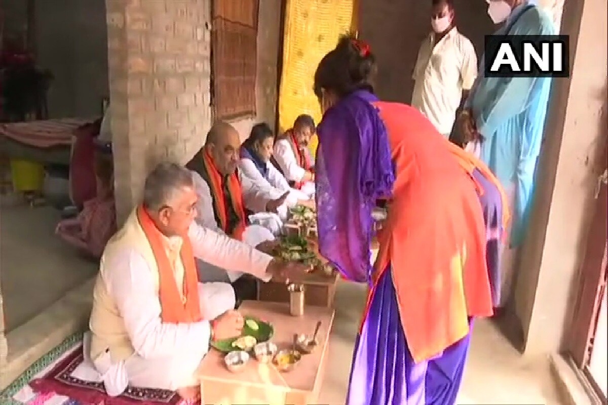 पश्चिम बंगाल निवडणुकीच्या तोंडावर गृहमंत्री आणि भाजपचे चाणक्य अमित शहा यांनी आपल्या दौऱ्यात नारायणपूर गावाला भेट दिली. तिथं एका निर्वासित कुटुंबासोबत त्यांनी जेवण केलं. ( Image - ANI) पश्चिम बंगाल निवडणुकीच्या तोंडावर गृहमंत्री आणि भाजपचे चाणक्य अमित शहा यांनी आपल्या दौऱ्यात नारायणपूर गावाला भेट दिली. तिथं एका निर्वासित कुटुंबासोबत त्यांनी जेवण केलं. ( Image - ANI)