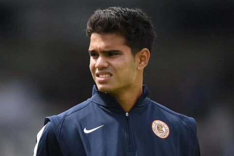 IPL Auction 2021: अर्जुनने (Arjun Tendulkar) मुंबई क्रिकेटमध्ये आपलं कौशल्य दाखवून दिलं आहे. डावखुरा वेगवान गोलंदाज आणि फलंदाज तसंच अर्जुन अष्टपैलू खेळाडू आहे. 