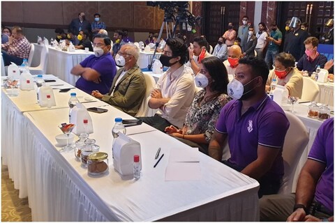 IPL 2021 Auction Live Updates: आयपीएलच्या ट्विटर हँडलवरूनही यासंदर्भातील एक फोटो शेअर करण्यात आला आहे. ज्यात आर्यन जुही चावलाची मुलगी जान्हवीसोबत बसलेला दिसत होता. 
