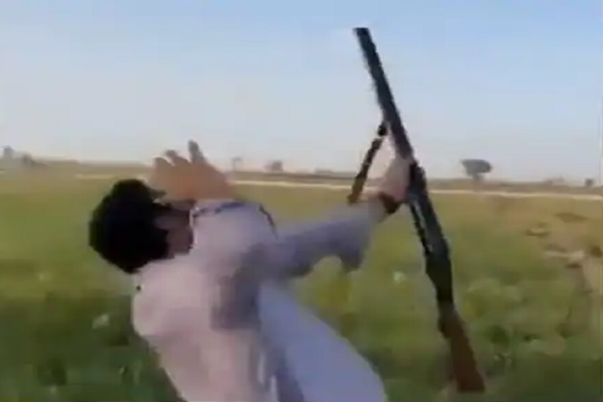 पक्ष्यावर धरला बंदुकीचा नेम आणि शिकाऱ्यावरच लागला निशाणा... नेमकं काय घडलं पाहा VIDEO