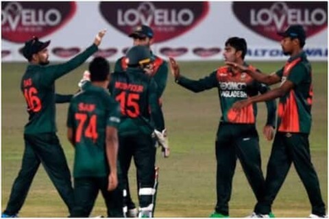 बांगलादेश क्रिकेट टीम (Bangladesh Cricket Team) पुढच्या आठवड्यात न्यूझीलंडच्या दौऱ्यावर जाणार आहे. या दौऱ्याच्यापूर्वी बांगलादेश टीममधील प्रमुख खेळाडू आणि सपोर्ट स्टाफला कोरोना व्हॅक्सिन देण्यात आले.